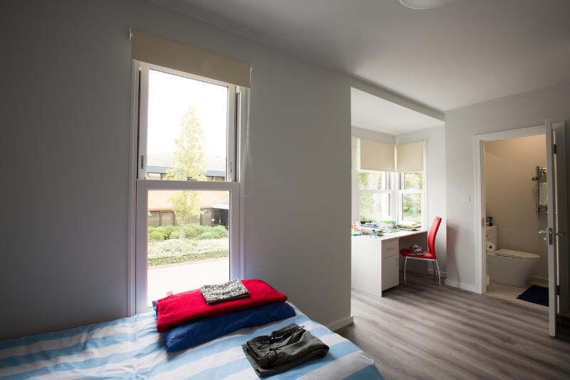 Ein gemachtes Bett steht in einer Residenzunterkunft der Sprachreise Cambridge bereit