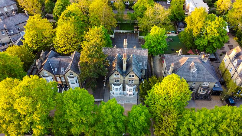 Die Schule der Cambridge Sprachreise steht zwischen vielen Bäumen