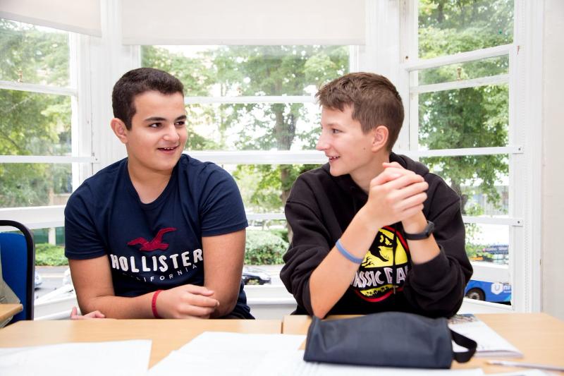 Zwei Freunde unterhalten sich auf Sprachreise Cambridge