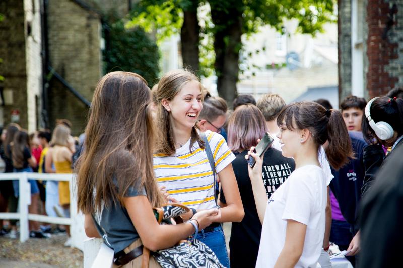 In der Sprachreise Dublin lachen Kinder gemeinsam