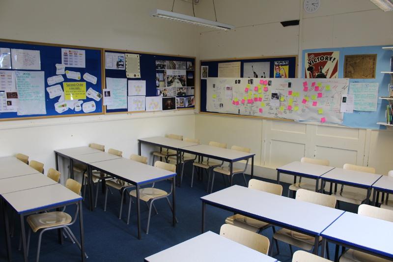 Einige Tische stehen in einem Klassenzimmer der Sprachreise Englisch England