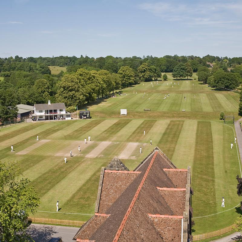 Ein großes Cricket-Feld steht auf der Sprachreise England Schüler neben dem College