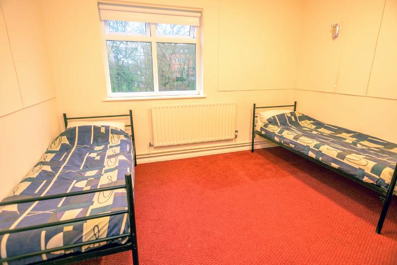 Zwei Betten stehen auf Englisch-Sprachreise England in einem Zimmer