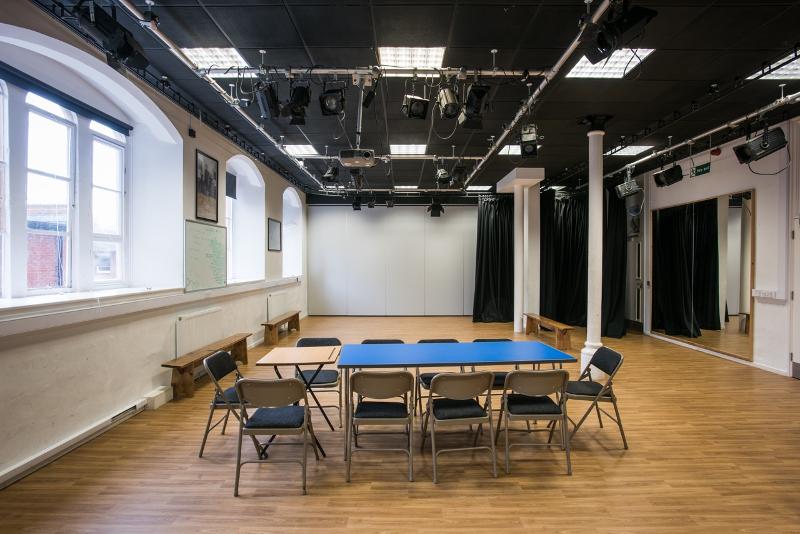 In einem großen Raum steh auf Sprachreise England Schüler ein großer Tisch