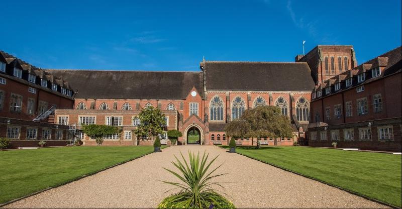 Ein großer Weg führt auf Schülersprachreise nach England direkt zum Eingang vom College