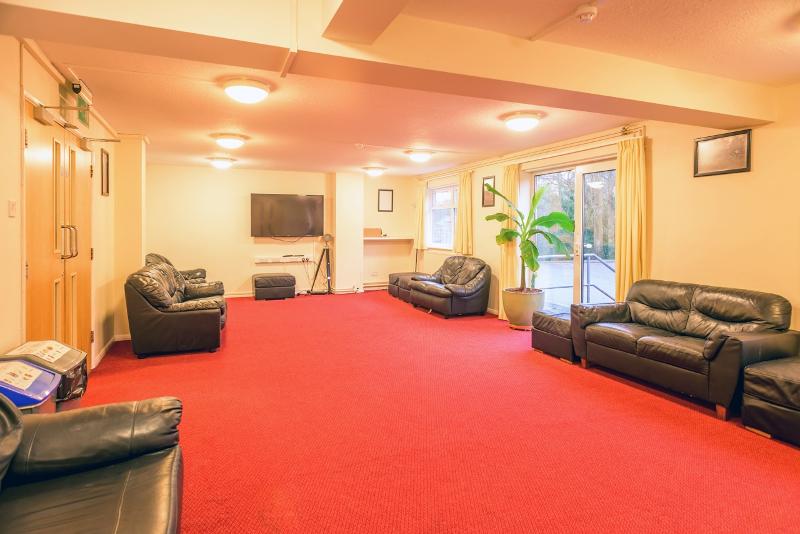 In der Lounge der Sprachreise England Kinder stehen einige Couches