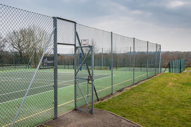 Ein abgegrenzter Sportplatz steht auf Jugendsprachreise England bereit 