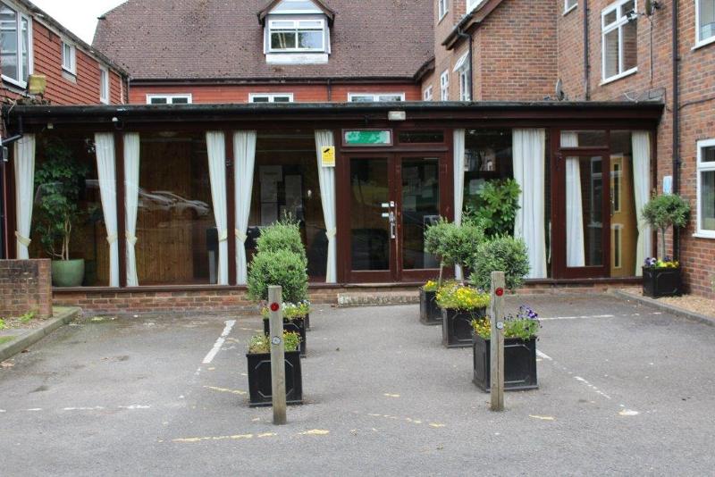 Ein paar Pflanzen stehen vor dem Eingang zur Unterkunft der Sprachreise England Schüler