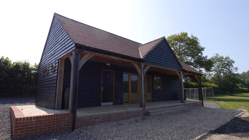 Ein kleiner Pavillon steht inmitten des Außenbereichs der Sprachreise nach England für Schüler