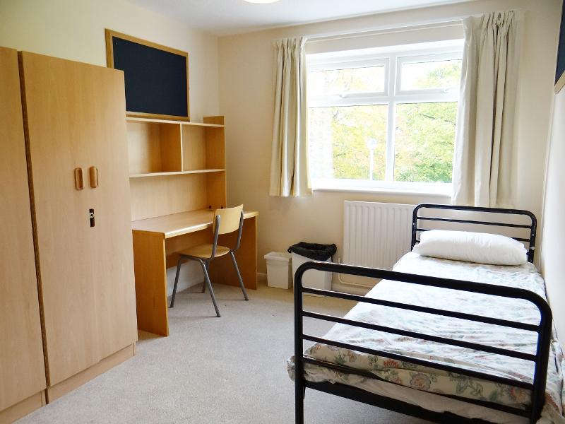 Ein Einzelzimmer auf Sprachreise nach England für Schüler verfügt über ein Bett und einen Schreibtisch