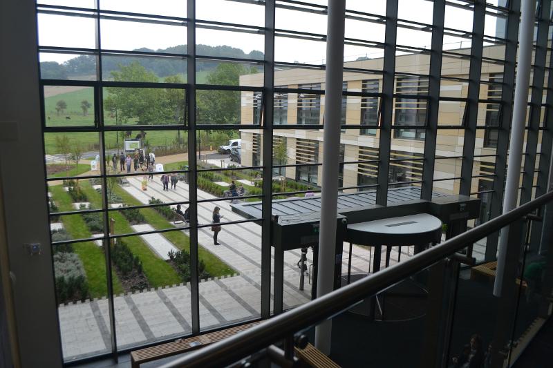 Das Gebäude auf Sprachreise England bietet einen guten Ausblick auf den Innenhof durch weite Fenster