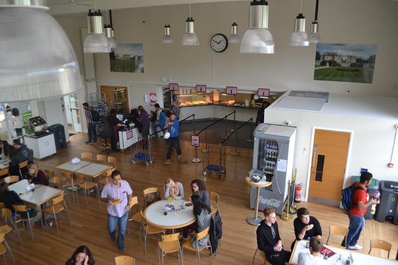 In der Cafeteria der Sprachschule essen auf Sprachreise England Schüler viele Schüler gemeinsam Mittag