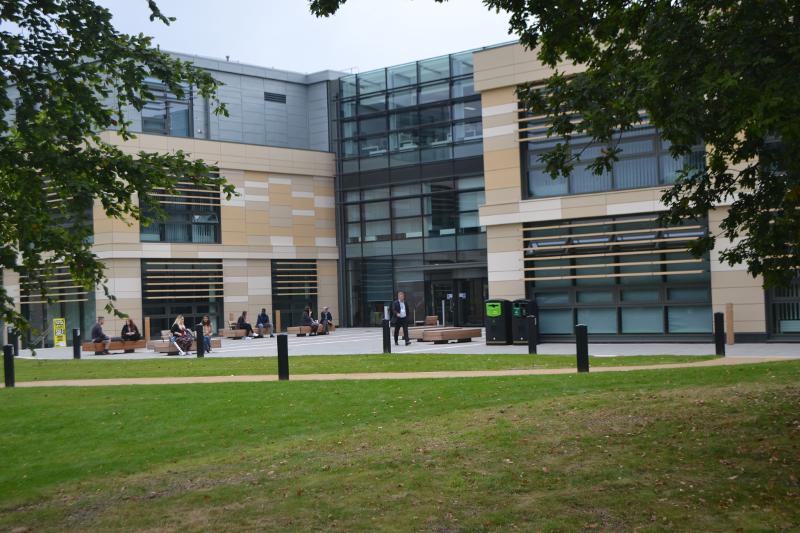 Das moderne Schulgebäude der Sprachschule auf Schülersprachreise England verfügt über einen großen Eingang
