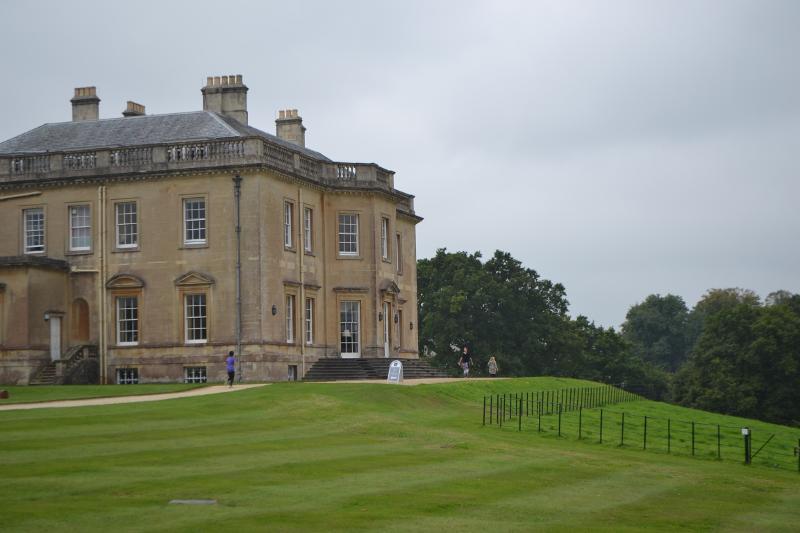 Das Haupthaus der Unterkunft auf Sprachreise England liegt an einer großen, grünen Wiese