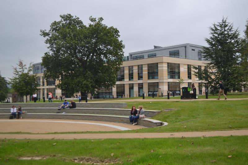 Schüler sitzen auf England Sprachreise auf dem Campus von der Universität