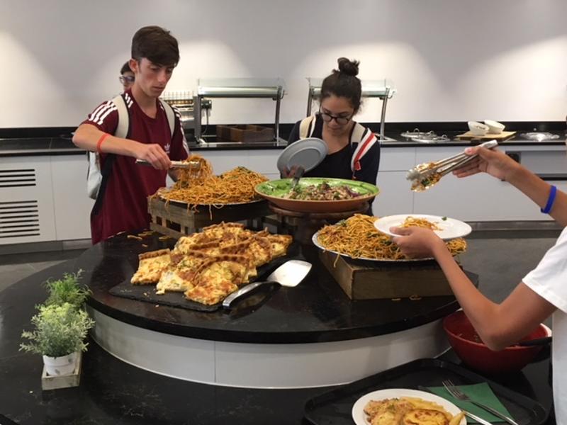 Auf Sprachreise England steht den Schülern ein großes Buffet zur Verfügung