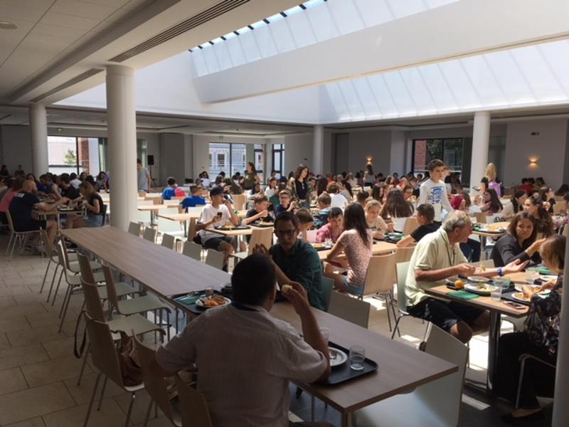 Die Cafeteria ist auch Sprachreise England mit vielen Schülern gefüllt