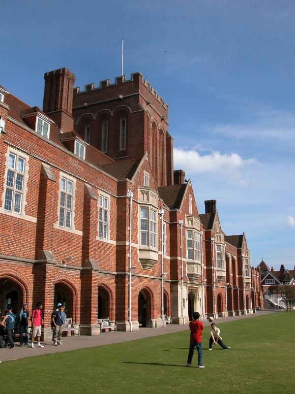 Auf einer Wiese vor dem College spielen einige Schüler auf Sprachreise England