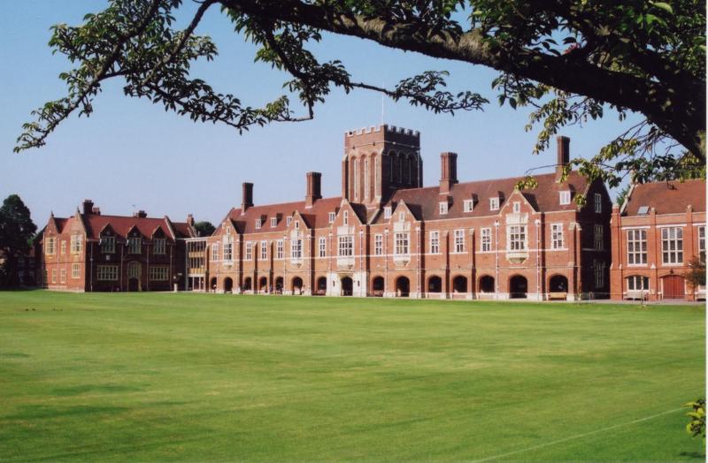 Das Eastbourne College liegt auf Sprachreise England Schüler neben einer großen Wiese