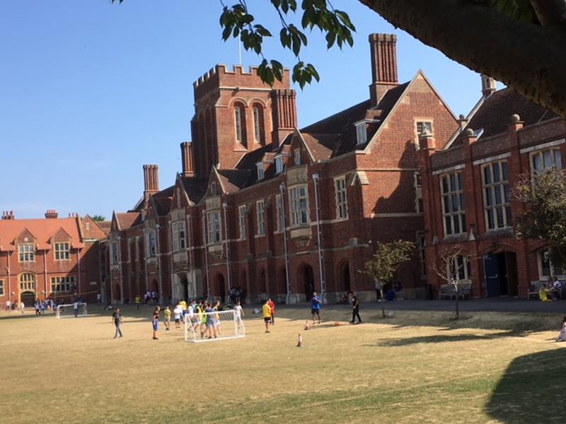 Viele Schüler spielen auf dem Gelände vom College auf Englisch Sprachreise England Fußall