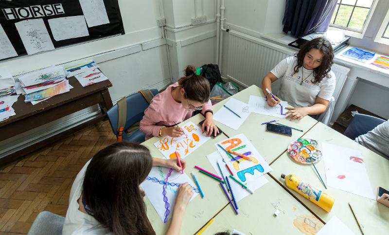 Ein paar Teilnehmerinnen der Sprachreise England Schüler malen gemeinsam