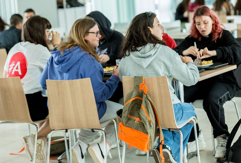 Schüler reden an einem Tisch miteinander während ihrer Mittagspause auf Schülersprachreise England