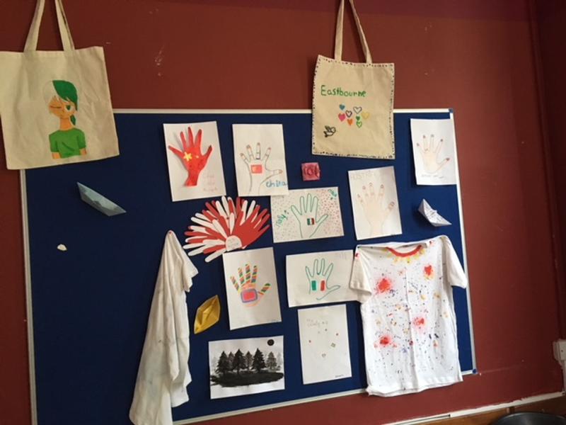 An einer Wand hängen T-Shirts und Zeichnungen der Schüler der Sprachreise England