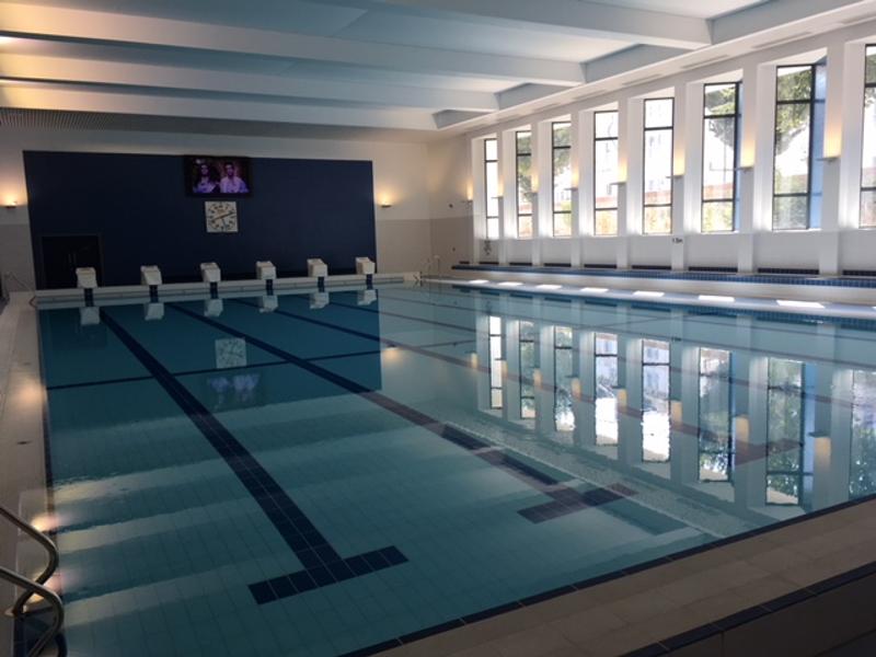 Eine Schwimmhalle der Sprachschule auf Sprachreise nach England verfügt über mehrere Bahnen