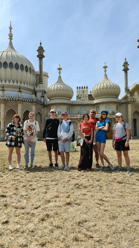 Teilnehmer der England Sprachreise stehen vor einer orientalischen Sehenswürdigkeit