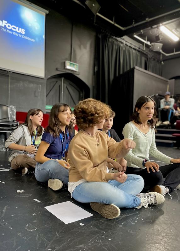 Mehrere Schüler bilden auf England Sprachreise eine Sitzreihe