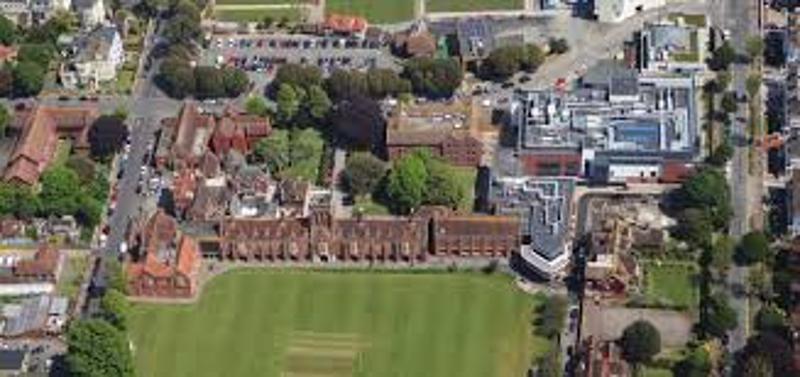 Das College der Sprachreise England hat ein großes Außengelände sowie eine Menge Gebäude