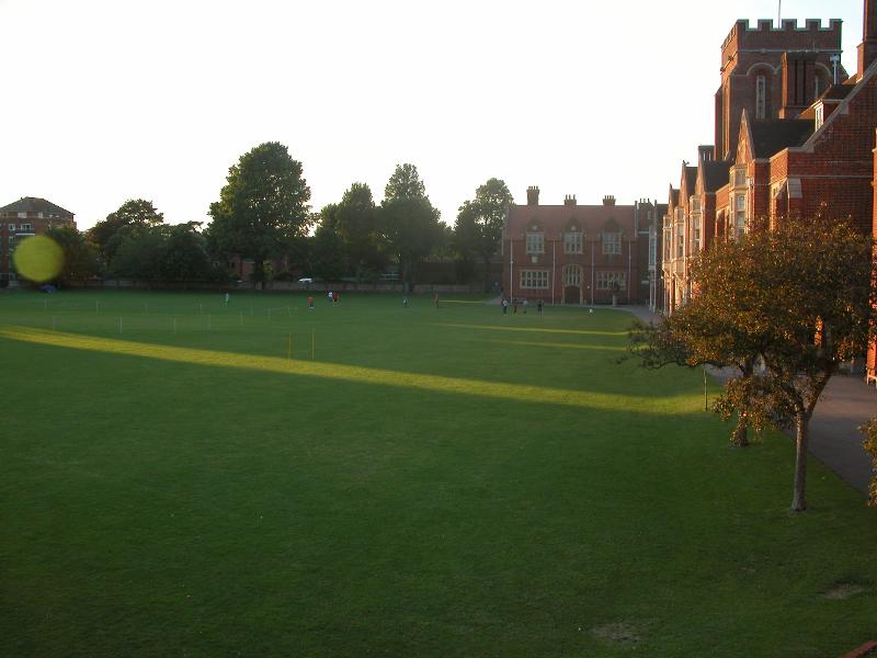 Die Sonne auf Sprachreise England scheint abends auf die große Wiese vom College
