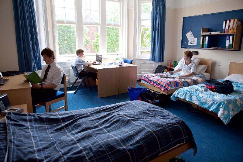 Mehrere Schüler sitzen in einem großen Zimmer und lesen etwas