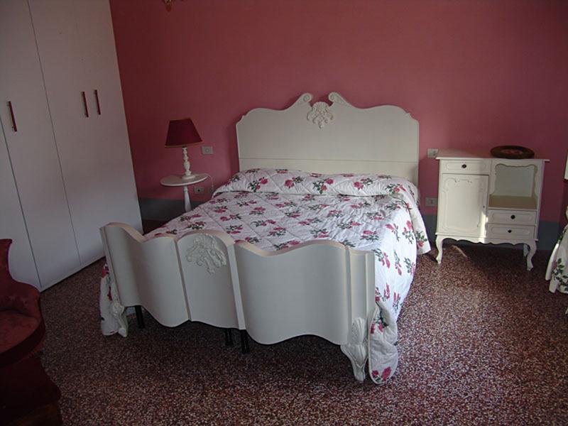 Ein Doppelbett steht auf Sprachreise Italien in einem Einzelzimmer