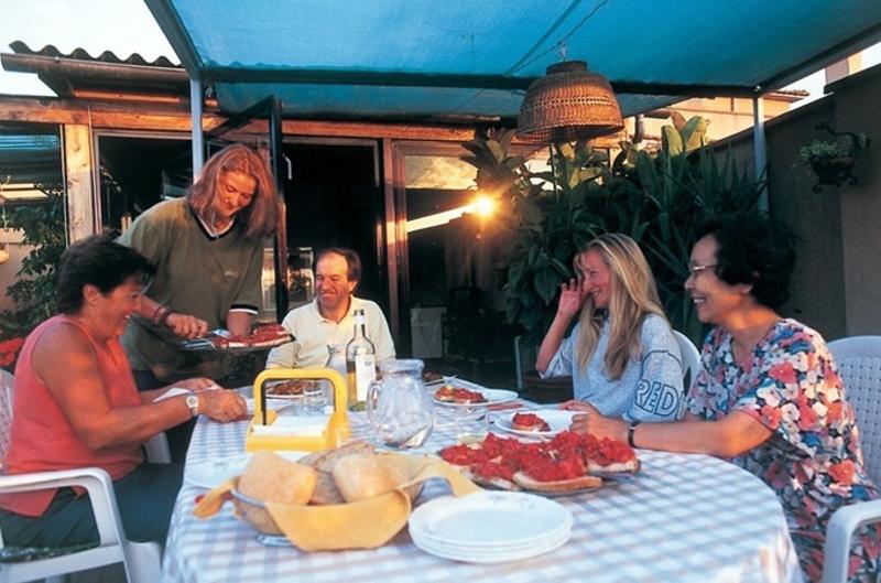 Schüler essen auf Sprachreise Italien gemeinsam mit ihrer Gastfamilie am Tisch