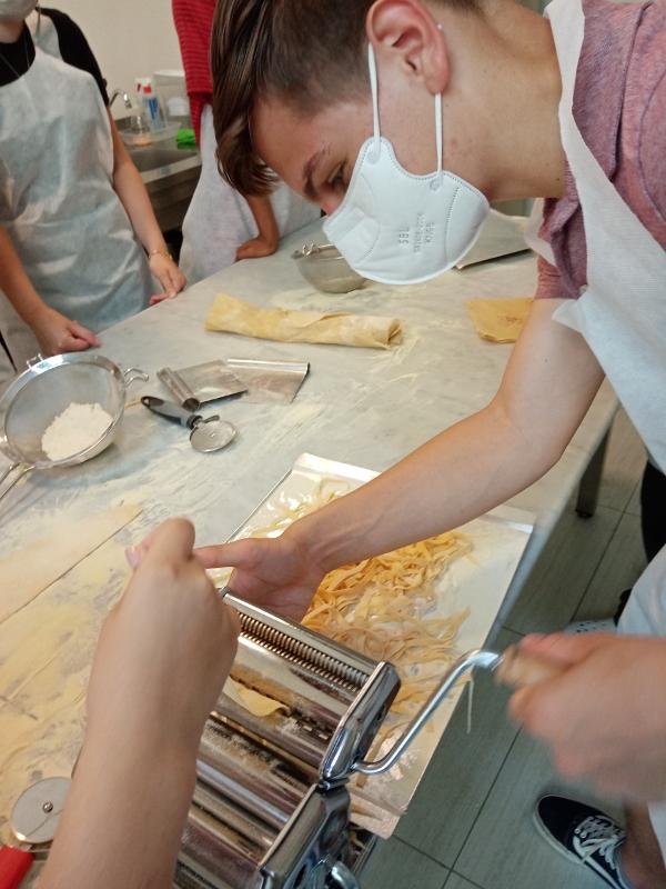Ein Schüler macht auf Sprachreise nach Italien Nudeln