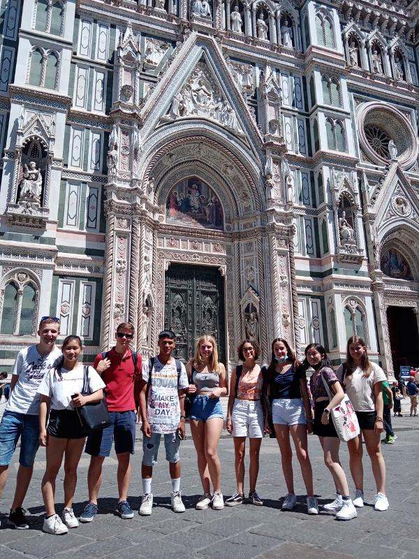 Teilnehmende der Sprachreise Florenz machen ein Gruppenfoto vor einer Kirche