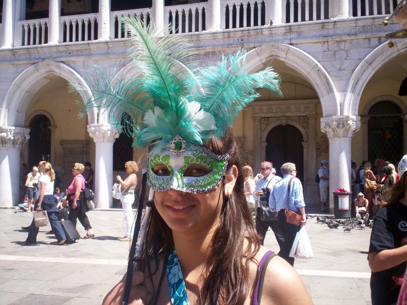 Ein Mädchen trägt auf Italien Sprachreise eine bunte Maske mit Federn