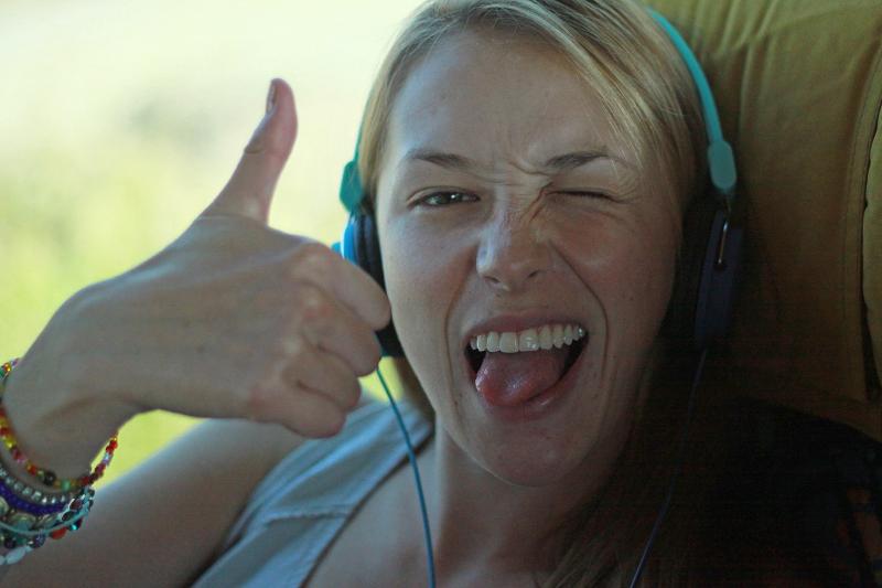 Ein Mädchen sitzt im Bus und macht eine Grimasse