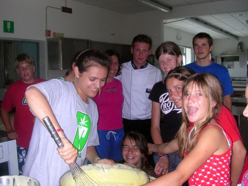 Eine Gruppe kocht auf Sprachreise Italien etwas in einem großen Topf