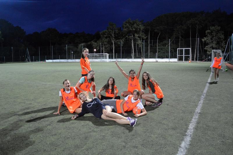 Teilnehmer der Sprachreise Italien sitzen nachts auf einem Fußballplatz