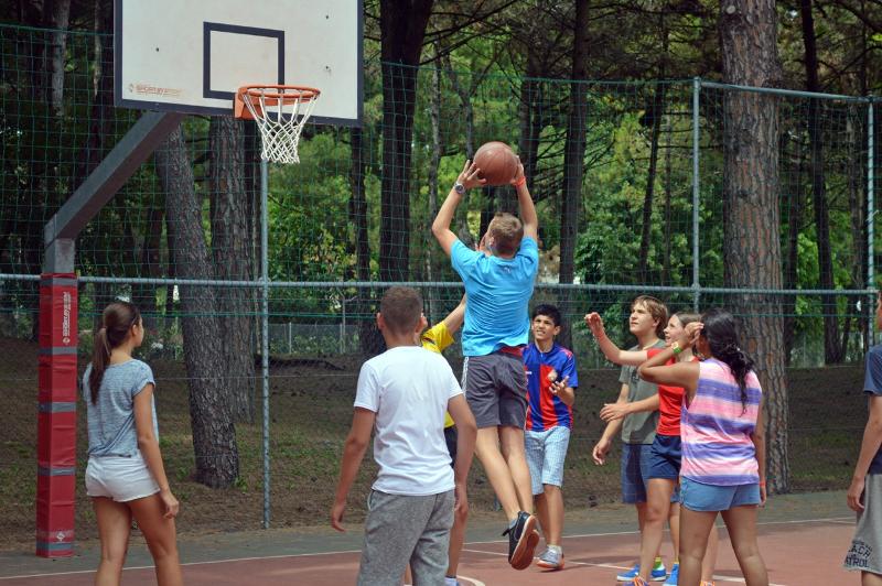 Ein Teilnehmer der Italien Sprachreise springt und wirft dabei den Basketball Richtung Korb