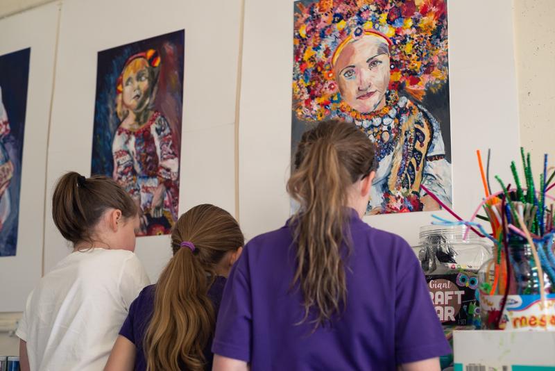 Kinder schauen sich auf Sprachreise Schottland Schüler Gemälde an 