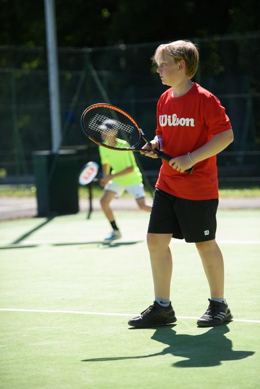 Ein Junge hält auf Sprachreise Schottland einen Tennisschläger in der Hand