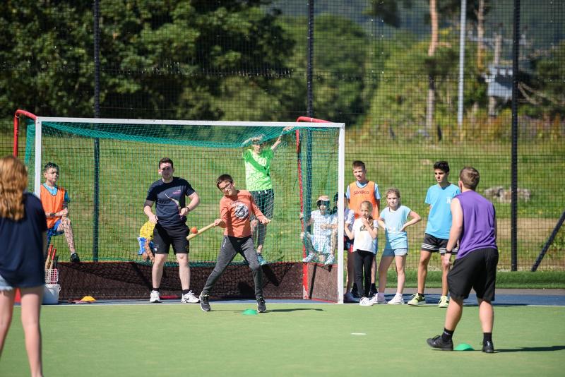Teilnehmer der Sprachferien Schottland spielen auf einem Sportplatz Cricket