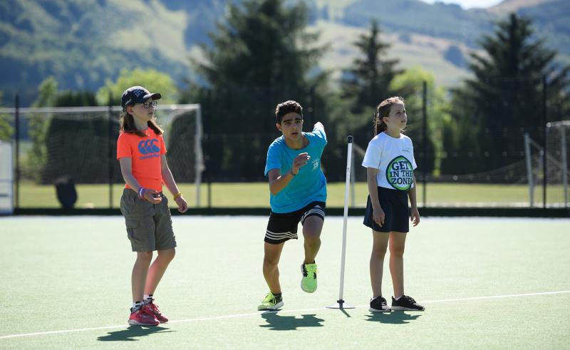 Ein Junge rennt auf Sprachreise Schottland über den Sportplatz