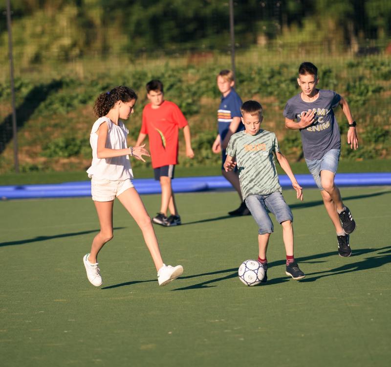Un gruppo dei ragazzi del soggiorno studio Irlanda gioca a calcio