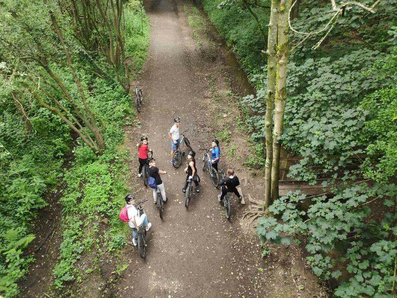 Kinder unternehmen eine Fahrradtour auf Sprachreise Schottland