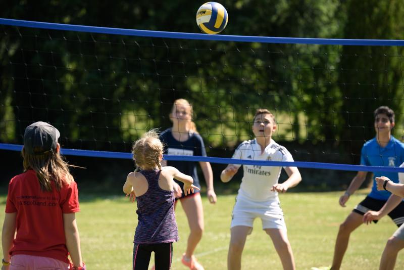 Teilnehmer der Sprachferien Schottland spielen eine Runde Volleyball