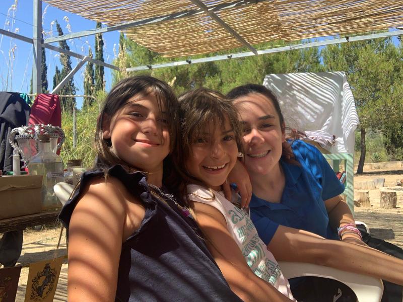 Jugendliche des Mallorca Urlaubs Jugendreise gehen gemeinsam wandern